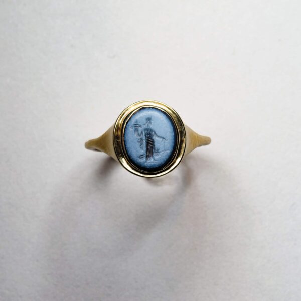 BAGUE EN OR SERTIE D’UNE INTAILLE ROMAINE. FORTUNA-TYCHE.
