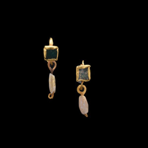 PAIRE DE BOUCLES D’OREILLES