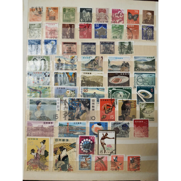Une importante collection de timbres de différents pays