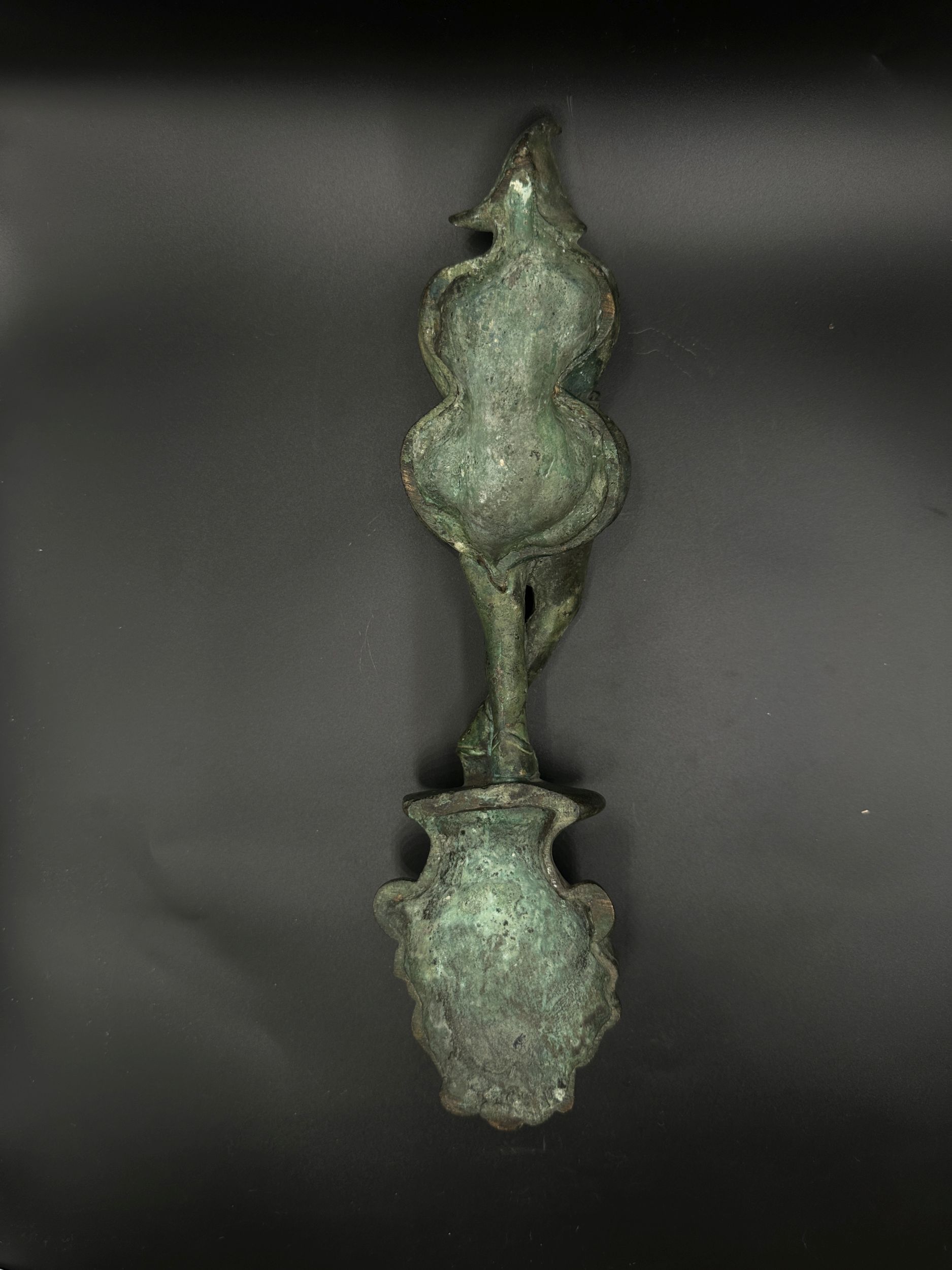 ELEMENT ORNEMENTAL DE VASE FIGURANT LE DIEU ATTIS – Image 2