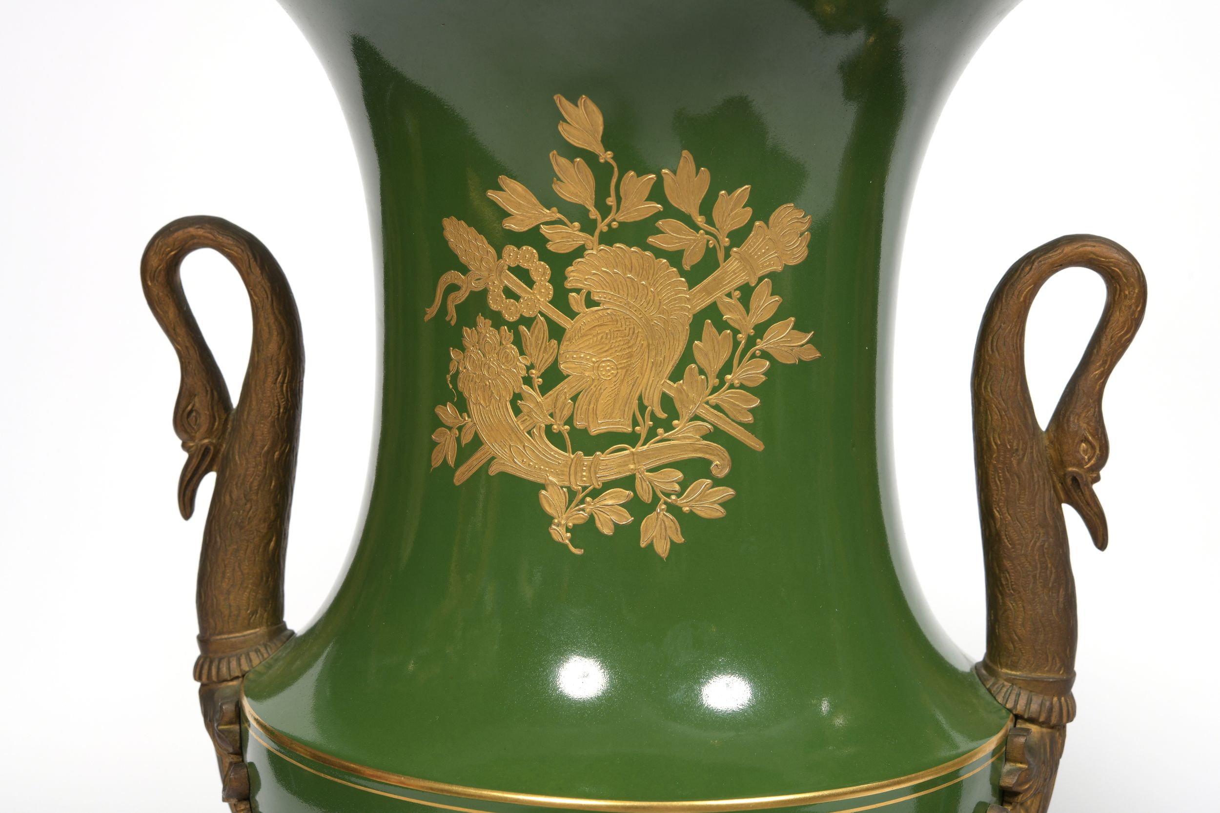 Garniture en porcelaine comprenant trois vases dont un couvert de forme balustre – Image 6