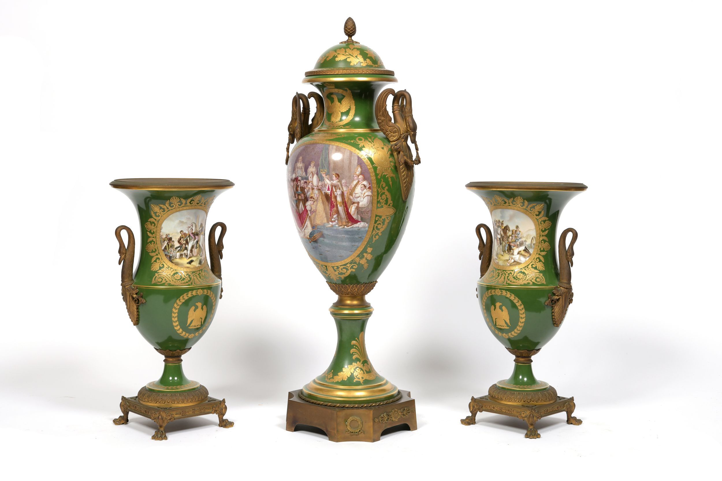 Garniture en porcelaine comprenant trois vases dont un couvert de forme balustre – Image 7