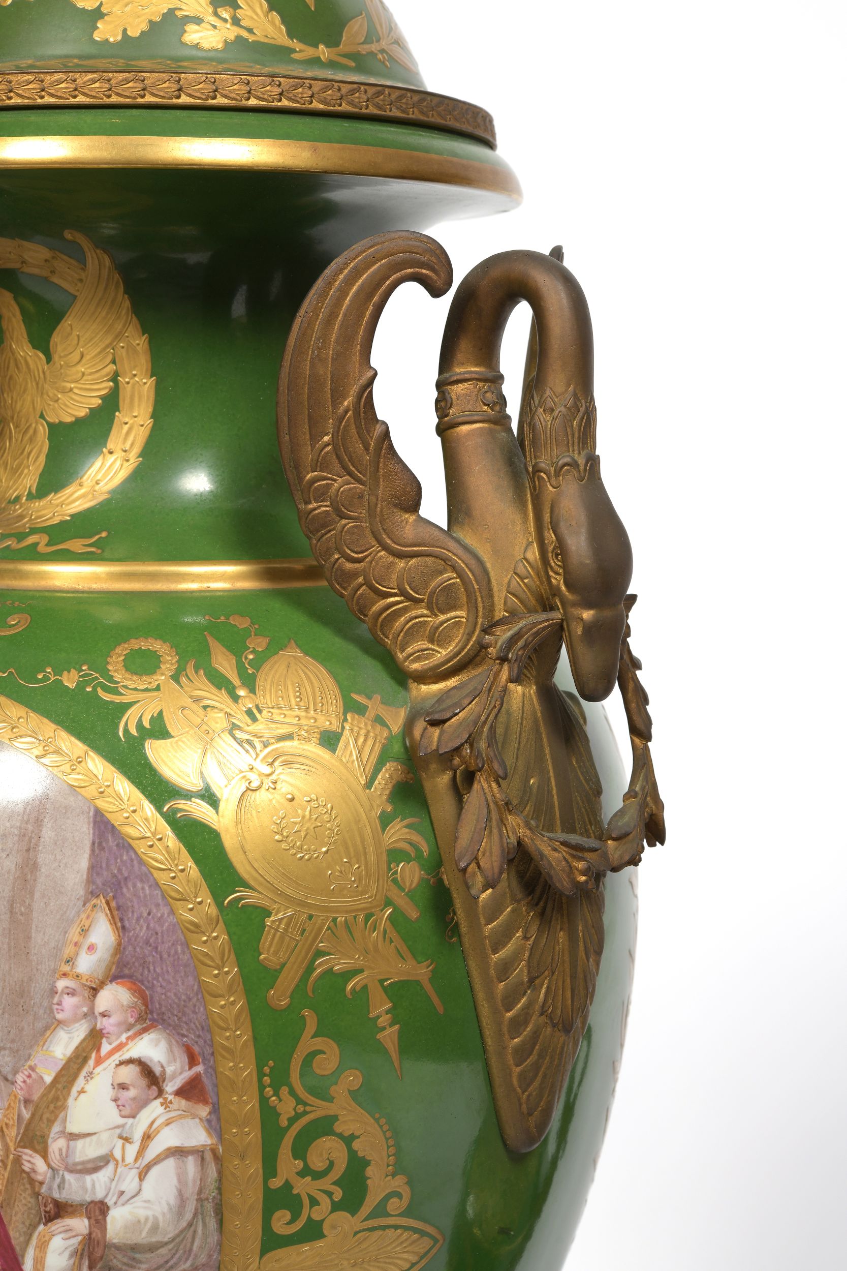 Garniture en porcelaine comprenant trois vases dont un couvert de forme balustre – Image 8